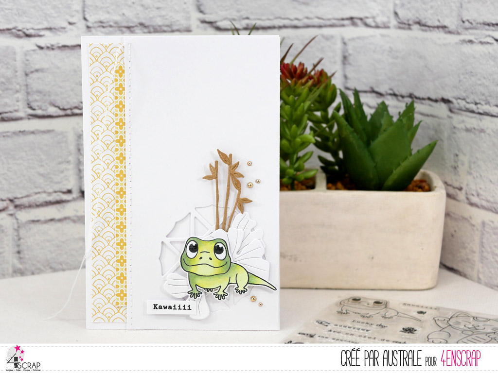 Carte pour toutes occasions avec un adorable petit gecko, bambou, feuilles de ginkgo et transparence géométrique.