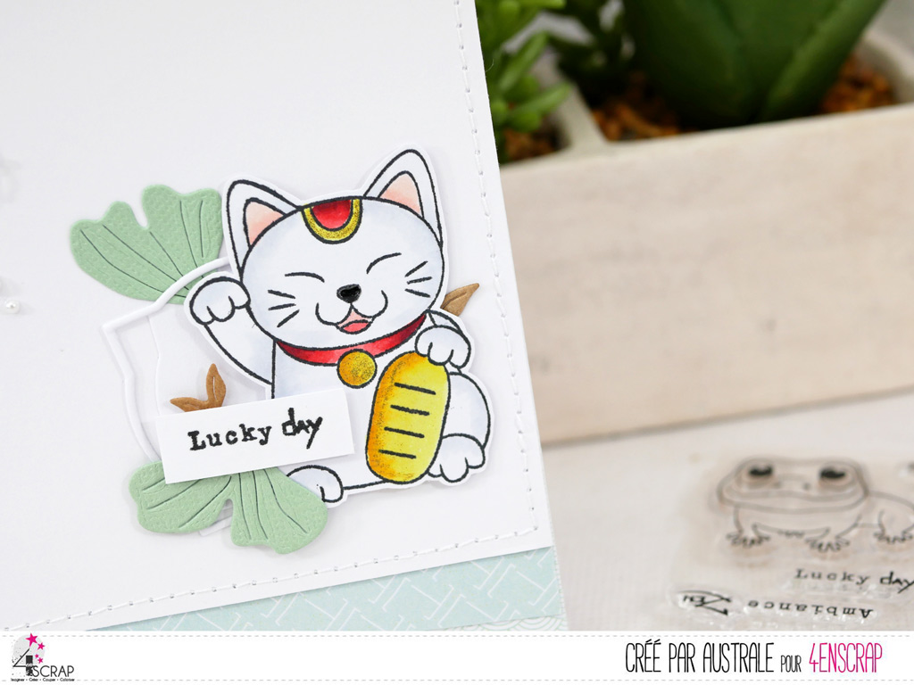 Carte d'anniversaire avec un adorable Lucky Cat, cadre, feuillages et lanterne japonaise.