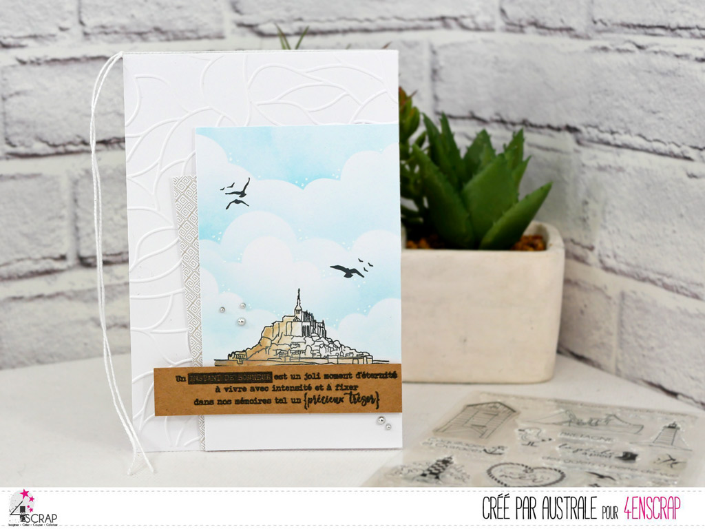 Carte sur le thème de la Bretagne avec le Mont Saint Michel , fond nuages à la distress oxide et mouettes.