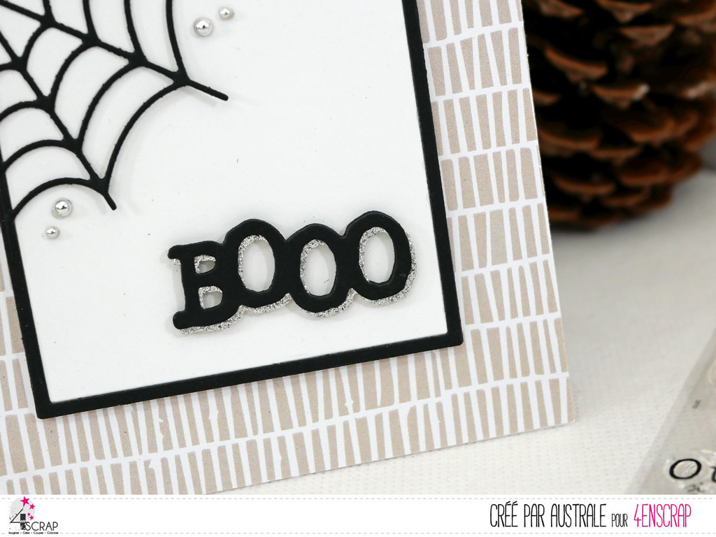 Carte d'halloween en gris et noir avec toile d'araignée, très clean and simple.
