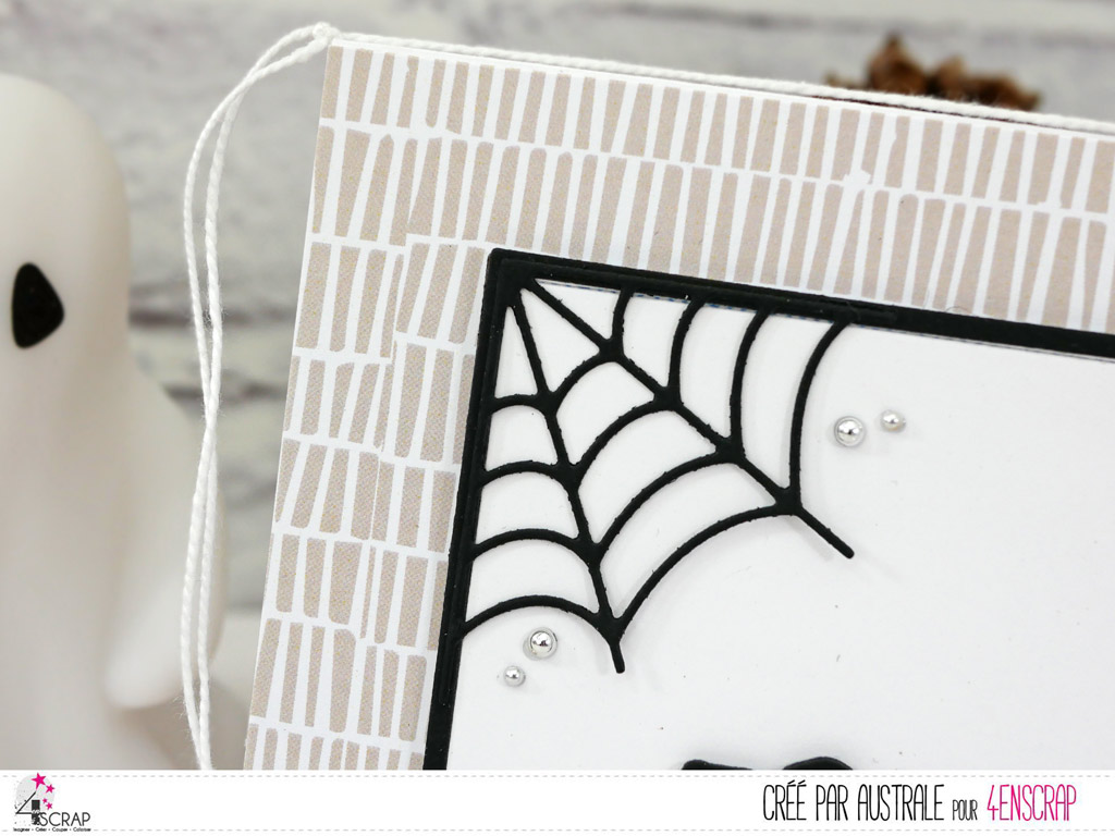 Carte d'halloween en gris et noir avec toile d'araignée, très clean and simple.