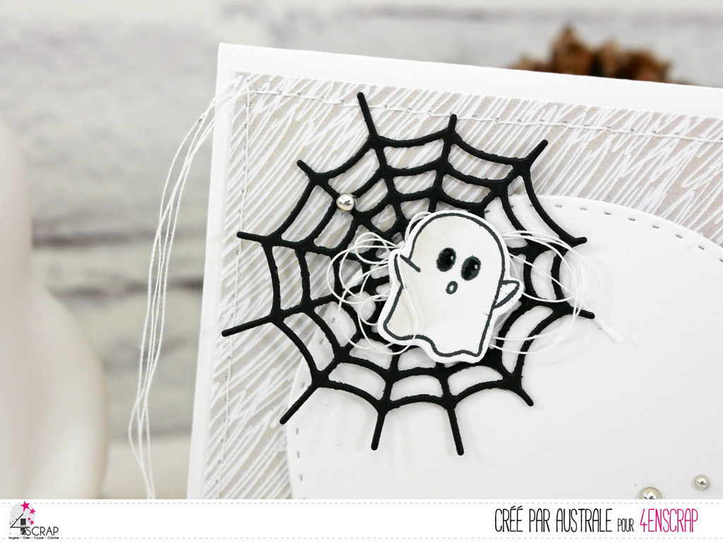 Carte d'halloween en gris et noir avec toile d'araignée et petits fantômes sur fond de papier imprimé.