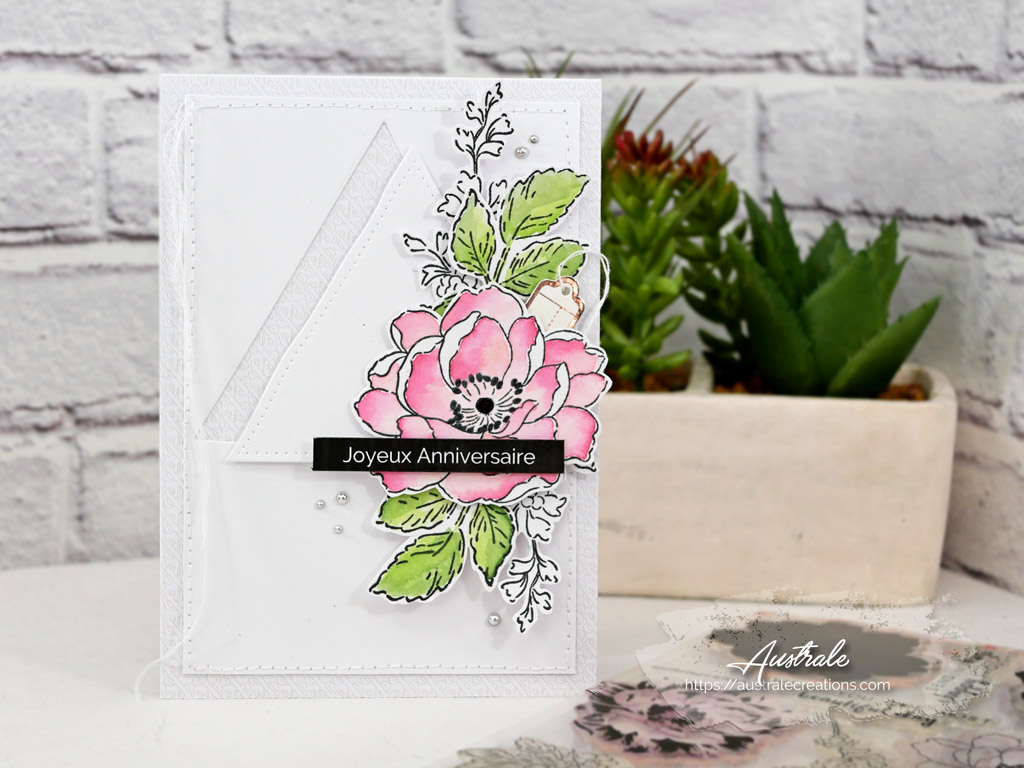Carte d'anniversaire en vert, rose, gris avec une jolie fleur, feuillages sur un fond de papier gris esperluette et triangles.