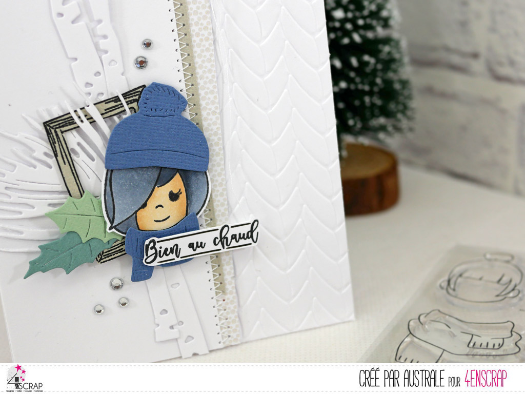 Carte d'hiver avec branches de bouleau, cadre, quelques feuillages et une adorable scrapgirl avec son bonnet et son écharpe.