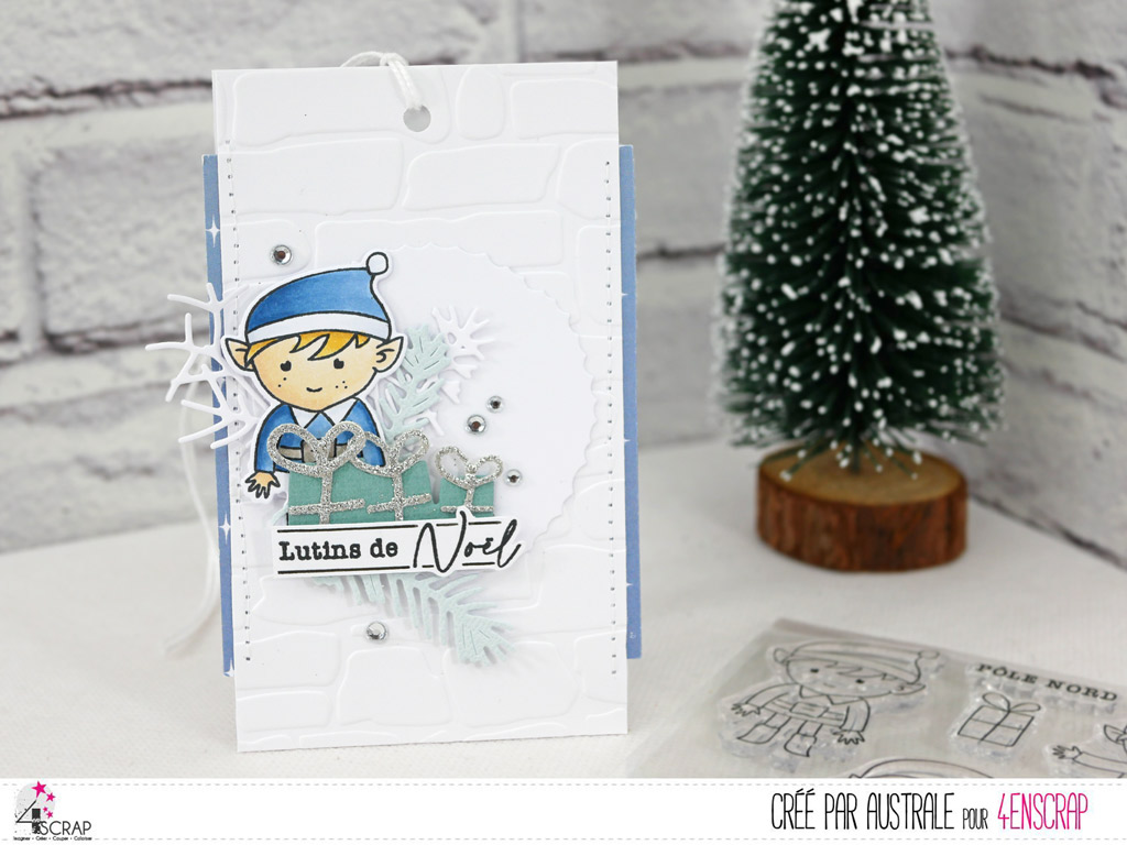 Etiquette cadeau de Noël dans les tons de bleus avec fenêtre sur collines enneigées et une petite lutine de Noël.