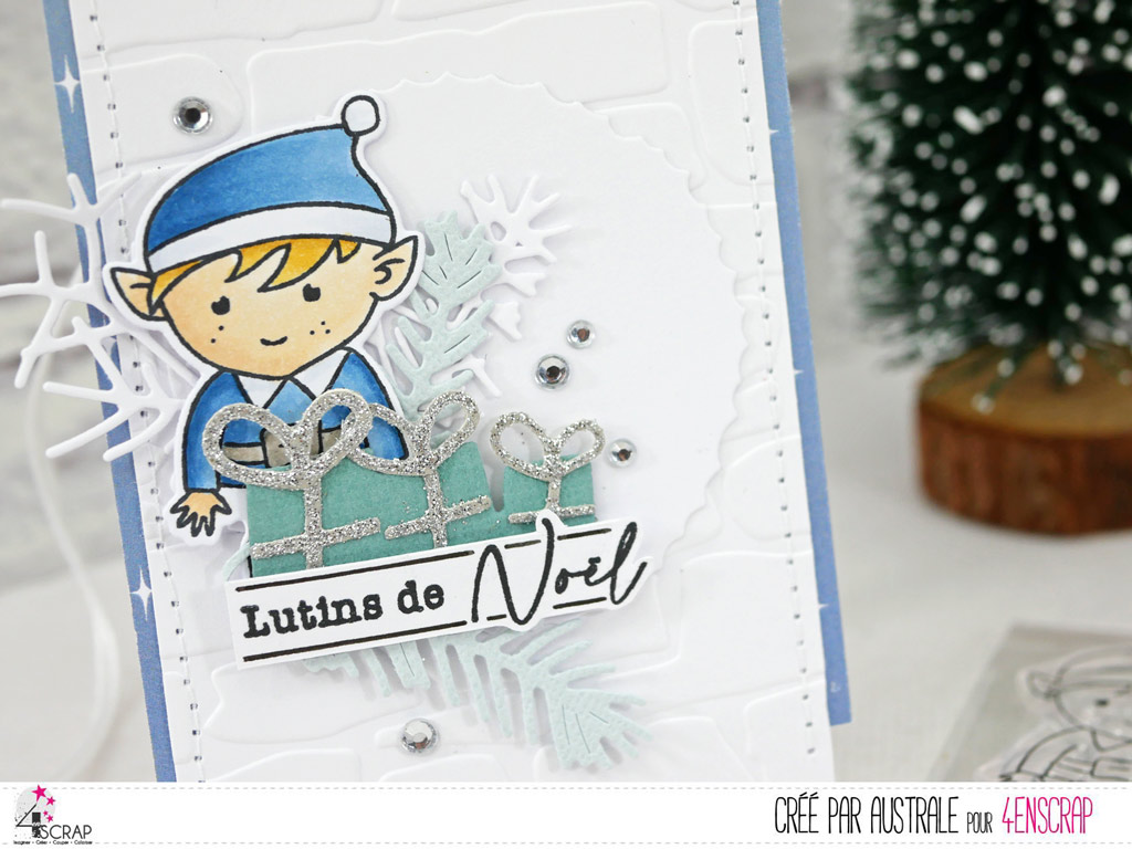 Etiquette cadeau de Noël dans les tons de bleus avec fenêtre sur collines enneigées et une petite lutine de Noël.