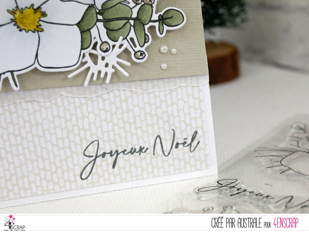 Carte de voeux pour Noël avec Hellébores, embossage texte dans un combo en vert et gris souris.