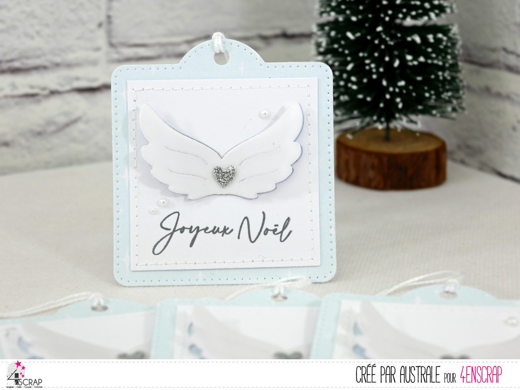 Etiquette cadeau de Noël en bleu et blanc avec aile d'anges et quelques perles nacrées.