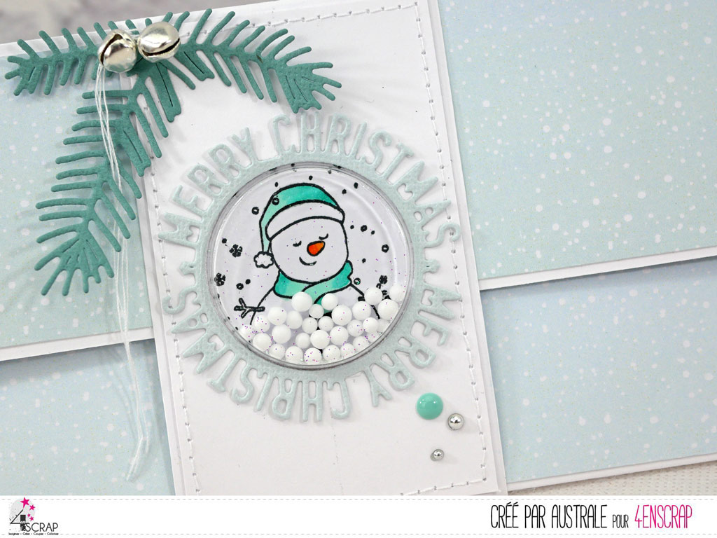 Carte porte chèque pour Noël avec bandeau à secouer, bonhomme de neige, feuillages et grelots.
