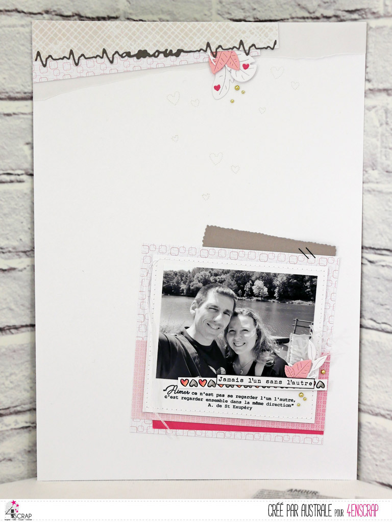 Page de scrap, A4, photo de couple en noir et blanc et assemblage de différentes papiers rose et gris pour la mini collection Saint Valentin de 4enscrap.