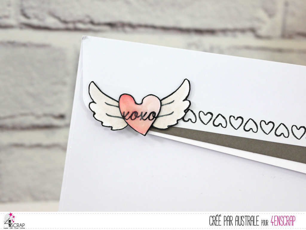 Enveloppe décorée de petits coeurs et ailes d'ange.