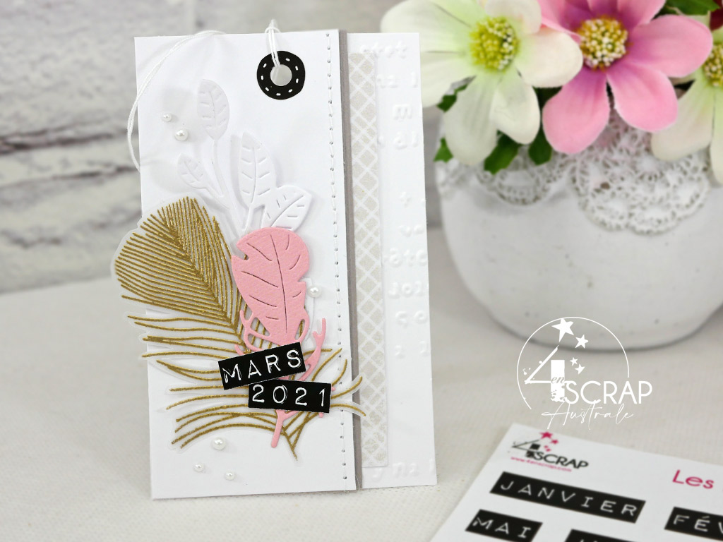 Etiquette cadeau dans un combo en beige, rose et doré, avec des plumes, des feuillages, étiquette et œillet en stickers.
