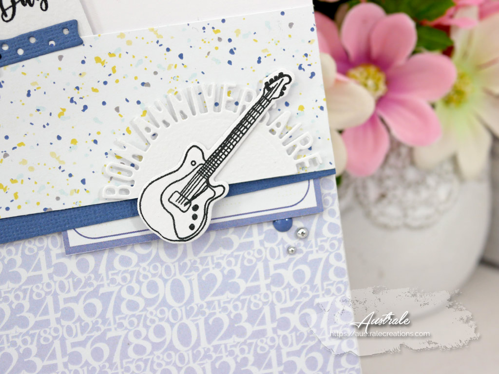 Carte d'anniversaire pour enfant ou adolescent dans un combo de bleu, différentes étiquettes et une guitare en noir et blanc.