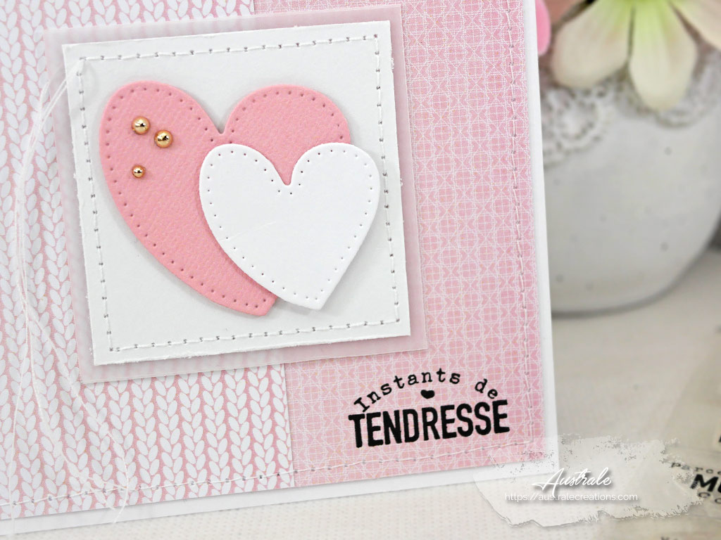 Carte pour la Saint Valentin en rose et blanc avec petits coeurs.