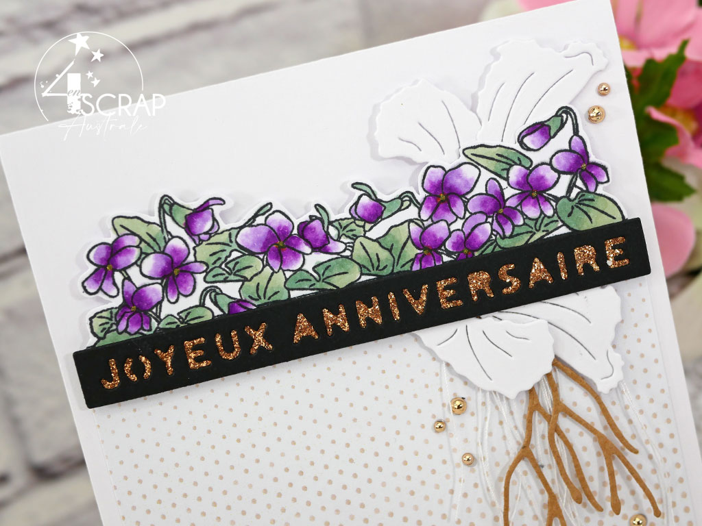Carte d'anniversaire mauve, blanc, kraft, bouquet de violettes, feuillages et étiquettes joyeux anniversaire en transparence pour l'avant première de la collection printemps 2021 de 4enscrap.