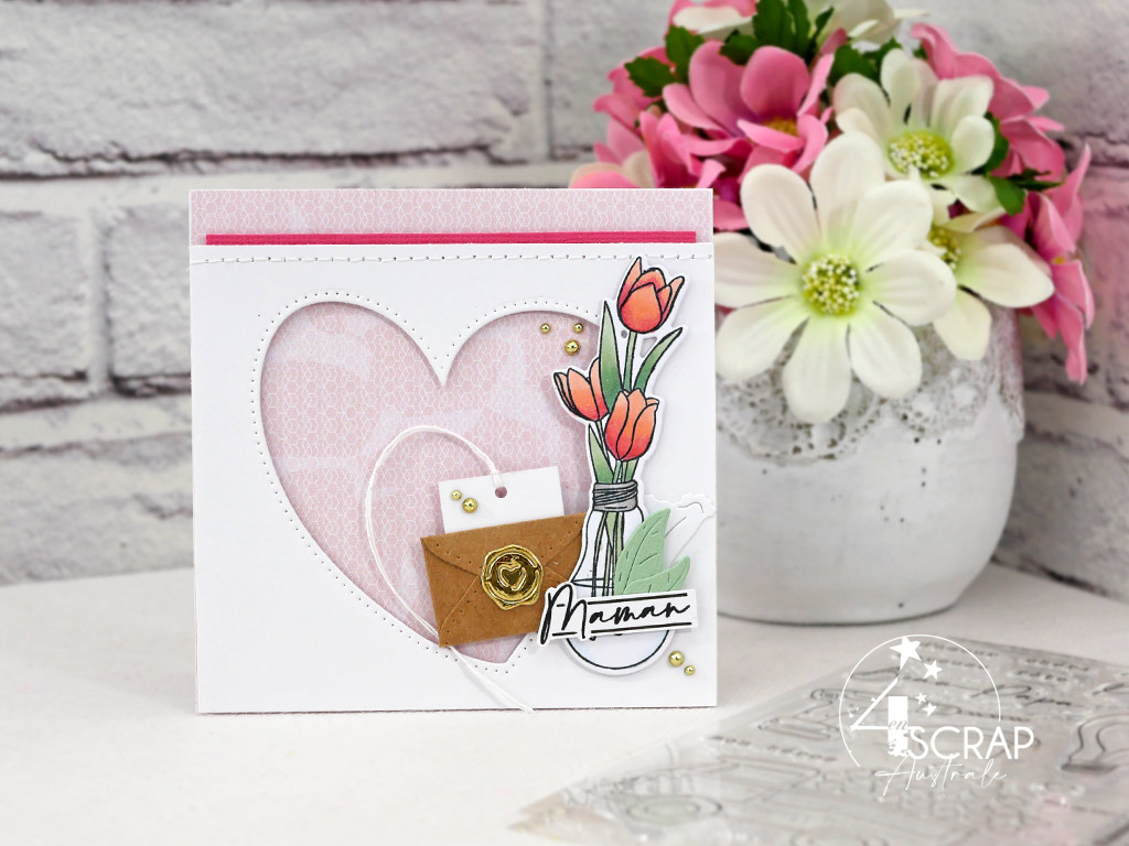 Carte pour la fête des mères avec bouquet de tulipes dans une ampoule, enveloppe avec son message secret et cœur évidé.