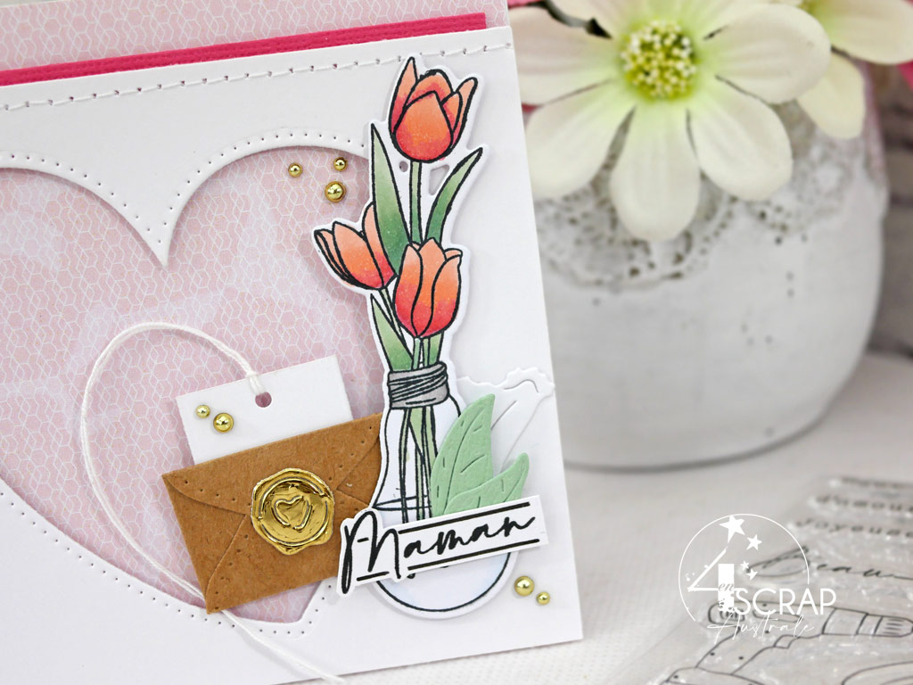 Carte pour la fête des mères avec bouquet de tulipes dans une ampoule, enveloppe avec son message secret et cœur évidé.