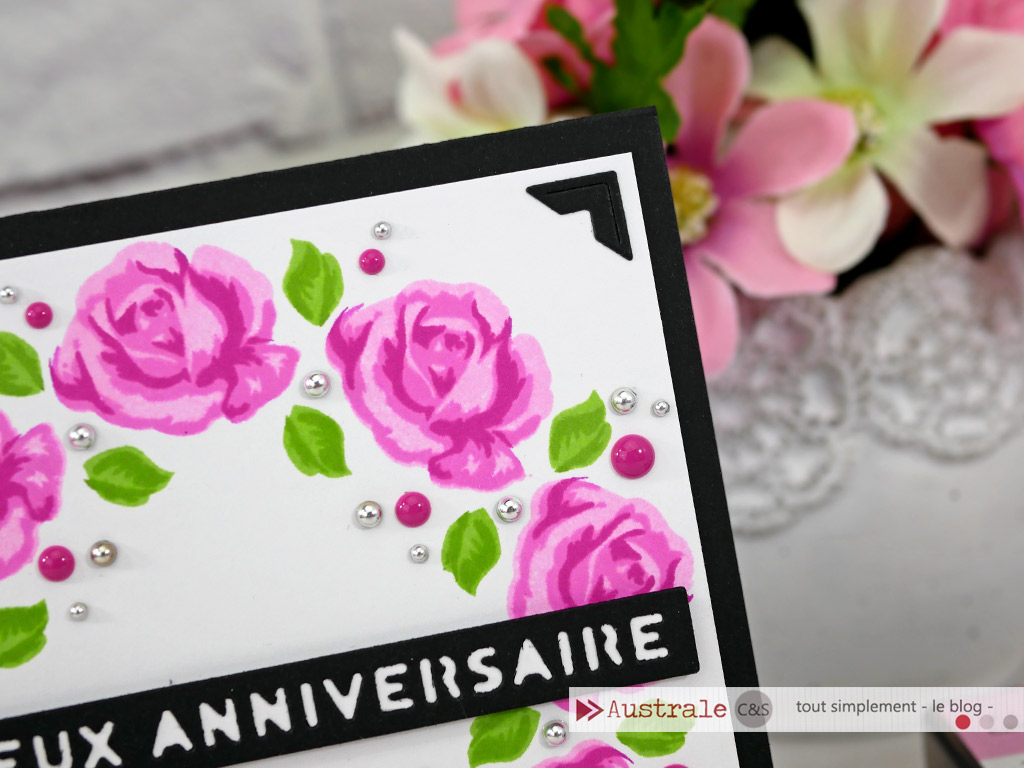 Carte d'anniversaire en noir, rose, vert, avec couronne de roses vintages d'Altenew en multi tamponnage, étiquette joyeux anniversaire et perles.