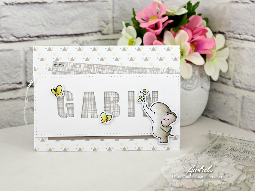 Carte de naissance dans un combo en jaune et taupe, le nom Gabin en transparence, bébé éléphant, fleurs et papillons.