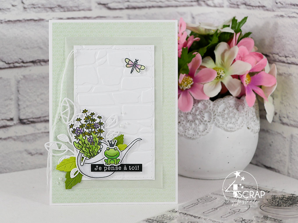 Création d'une carte pour toutes les occasions dans des couleurs de printemps avec arrosoir fleuri et petite grenouille.