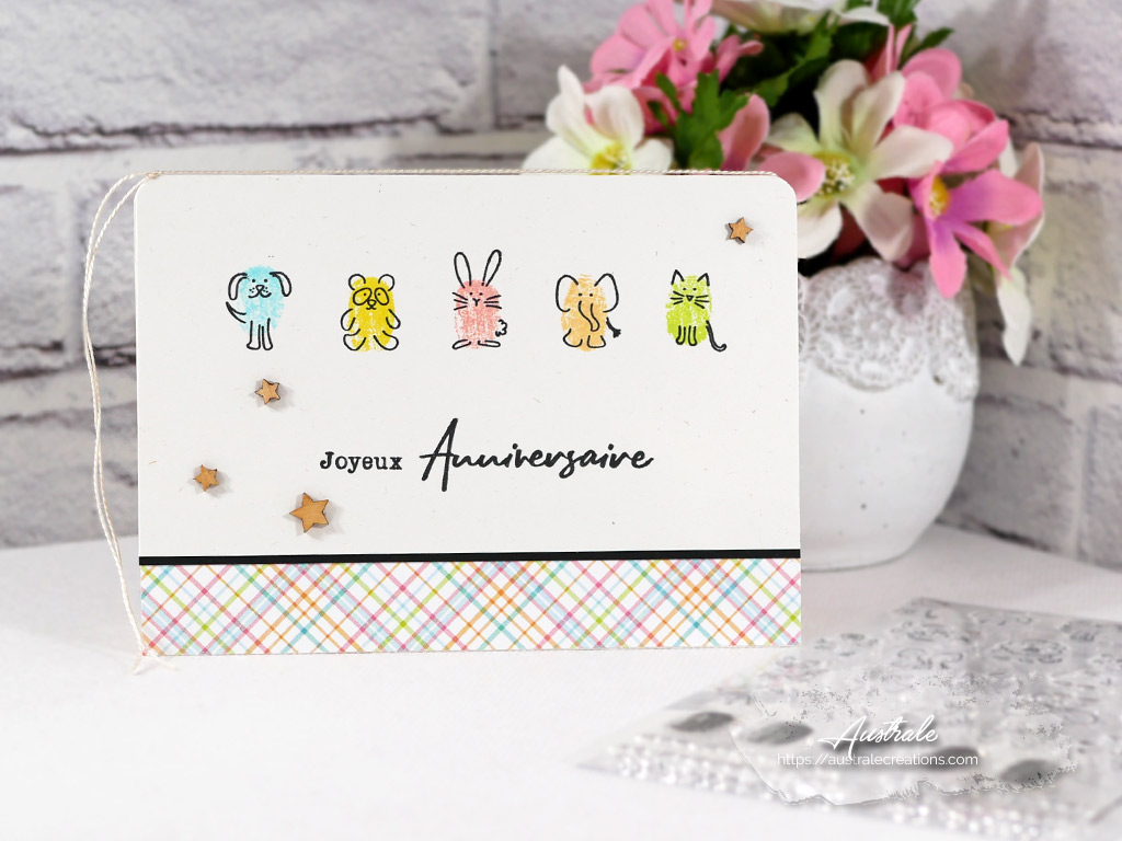 Création d'une carte d'anniversaire pour enfant avec empreintes de doigts de petits animaux doodle dans des couleurs vives arlequin.