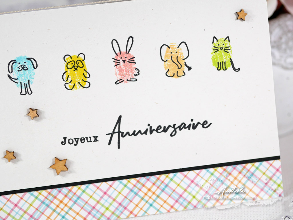 Création d'une carte d'anniversaire pour enfant avec empreintes de doigts de petits animaux doodle dans des couleurs vives arlequin.