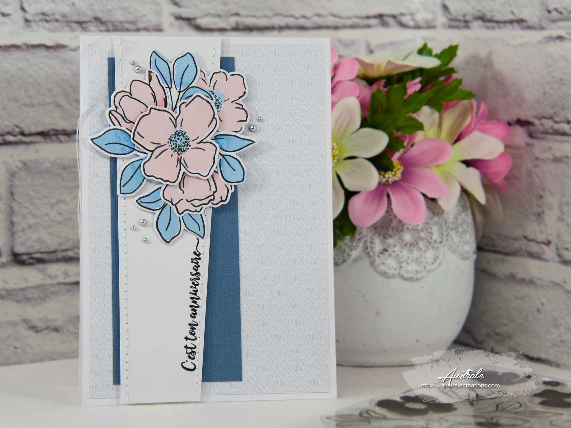 Création d'une carte d'anniversaire en rose, bleu et gris avec fleurs, feuillages et papier esperluettes.