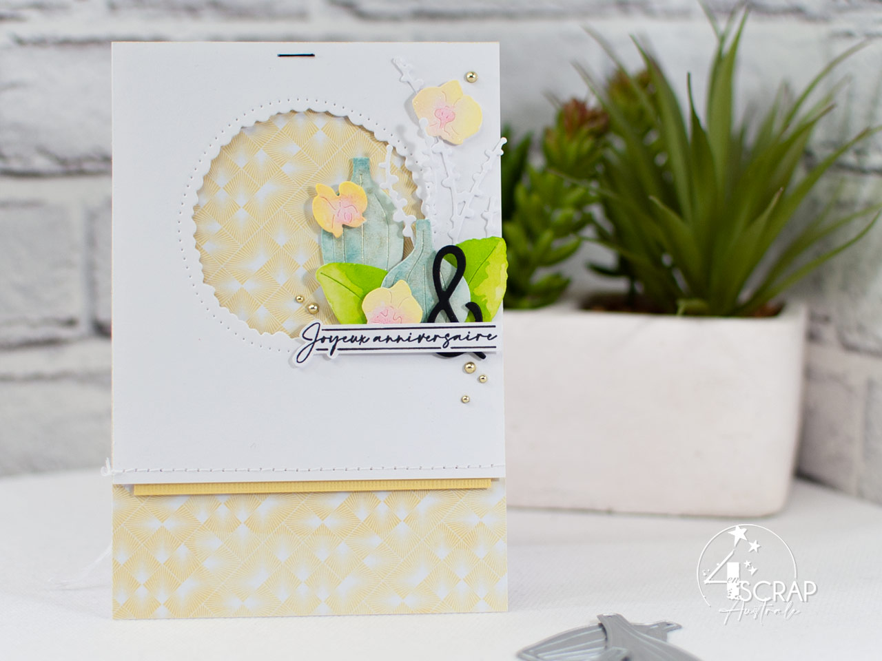 Création d'une carte d'anniversaire avec des orchidées à l'aquarelle.