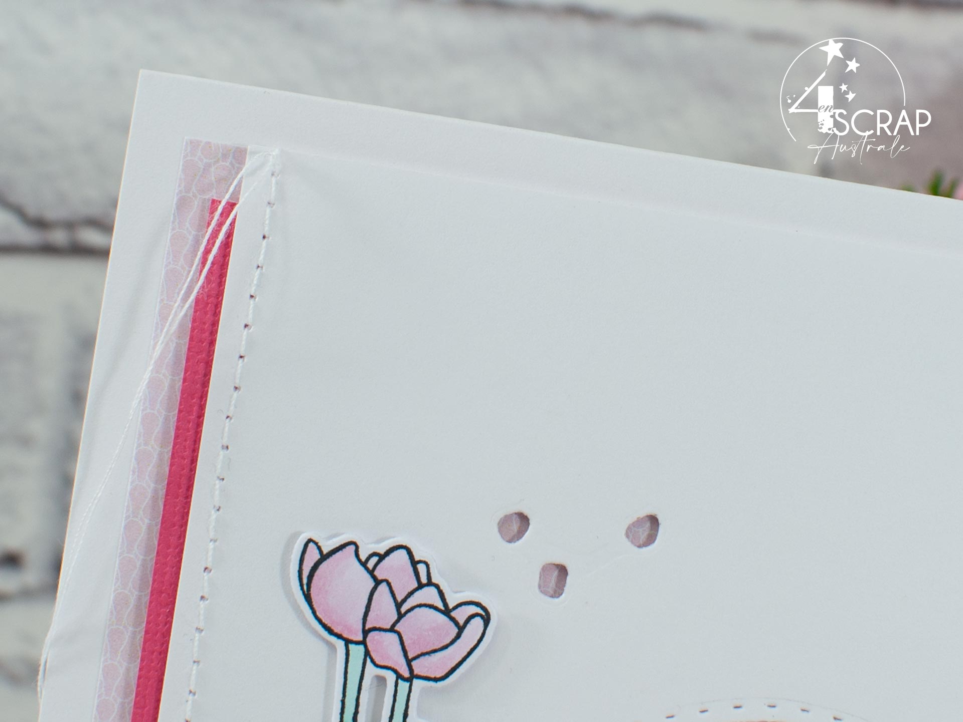 Création d'une carte pour la fête des mères avec un bouquet de tulipes, machine à écrire et quelques feuillages.