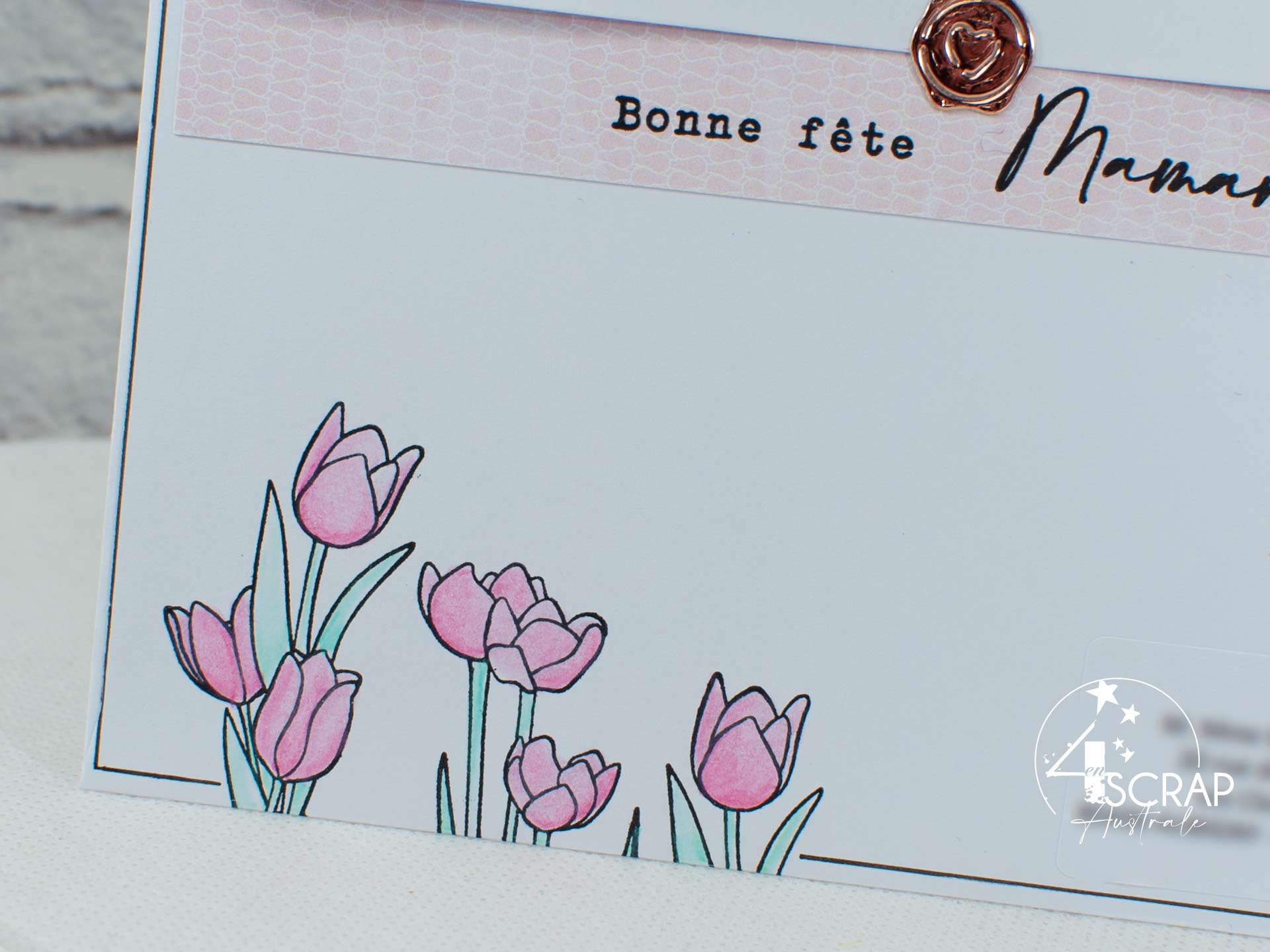 Customisation d'une enveloppe pour la fête des mères avec tulipes, papier imprimé rose et cachet de cire cuivré.