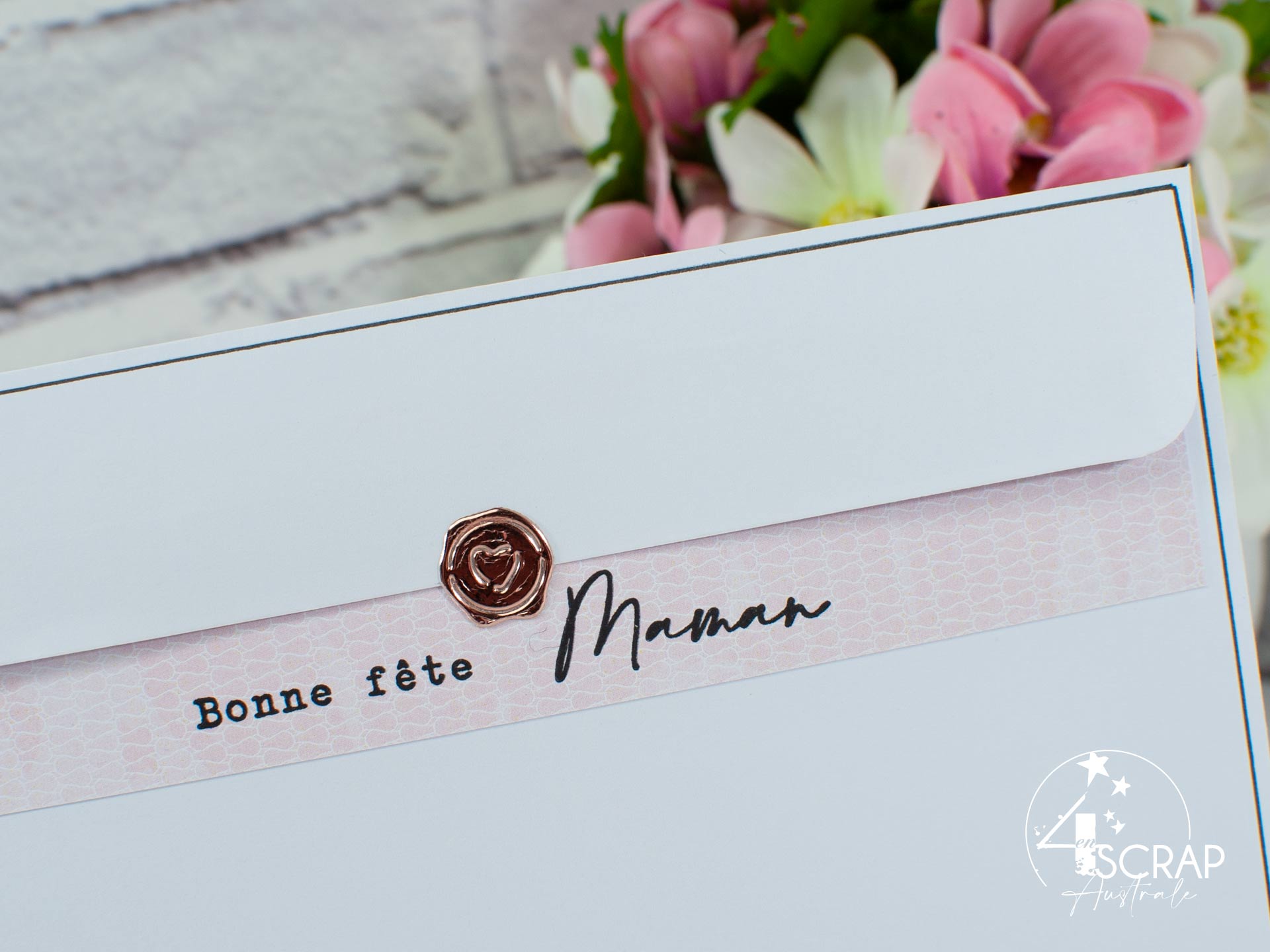 Customisation d'une enveloppe pour la fête des mères avec tulipes, papier imprimé rose et cachet de cire cuivré.