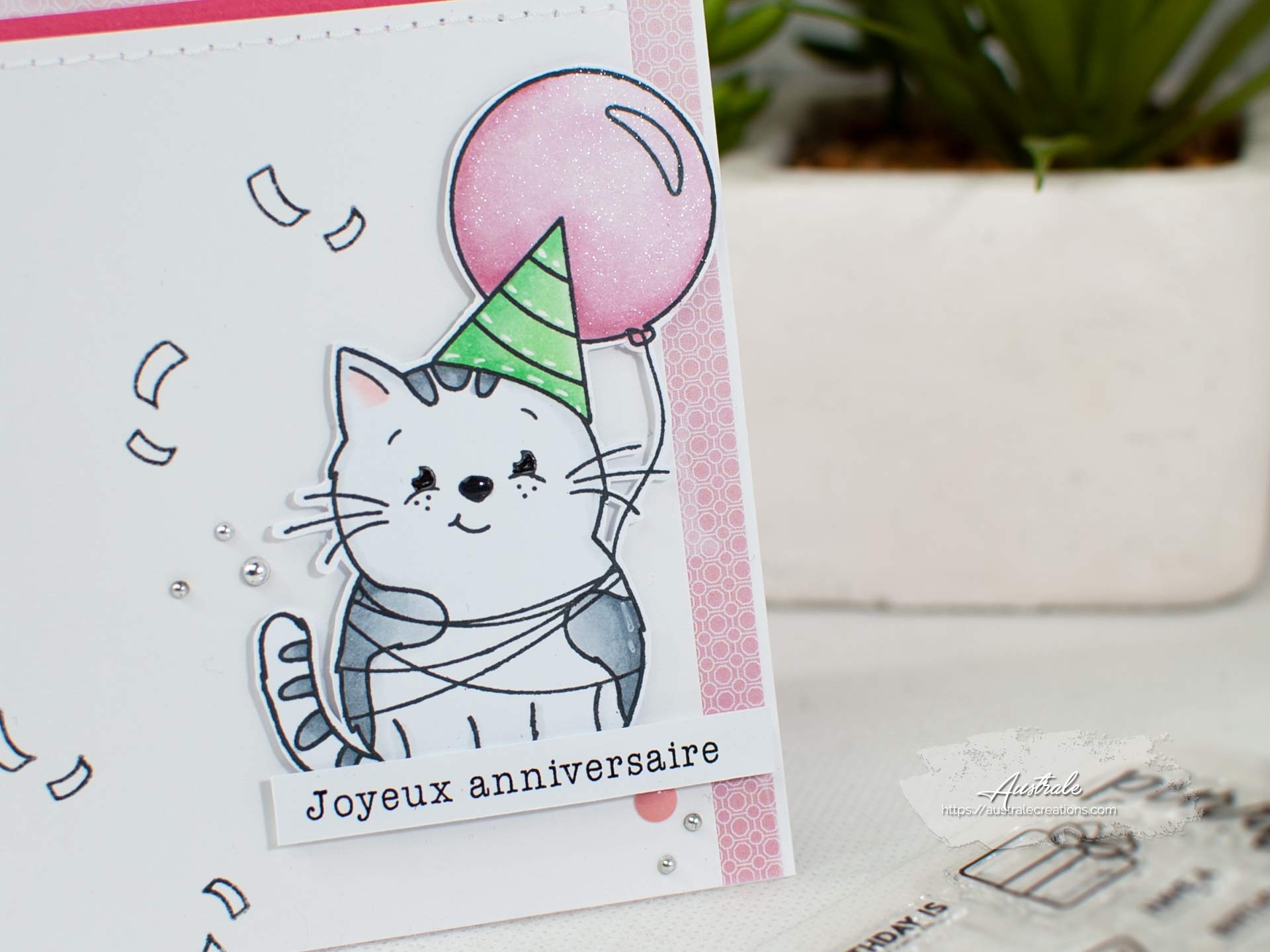 Création d'une carte d'anniversaire avec un adorable petit chat et son ballon sur fond rose.