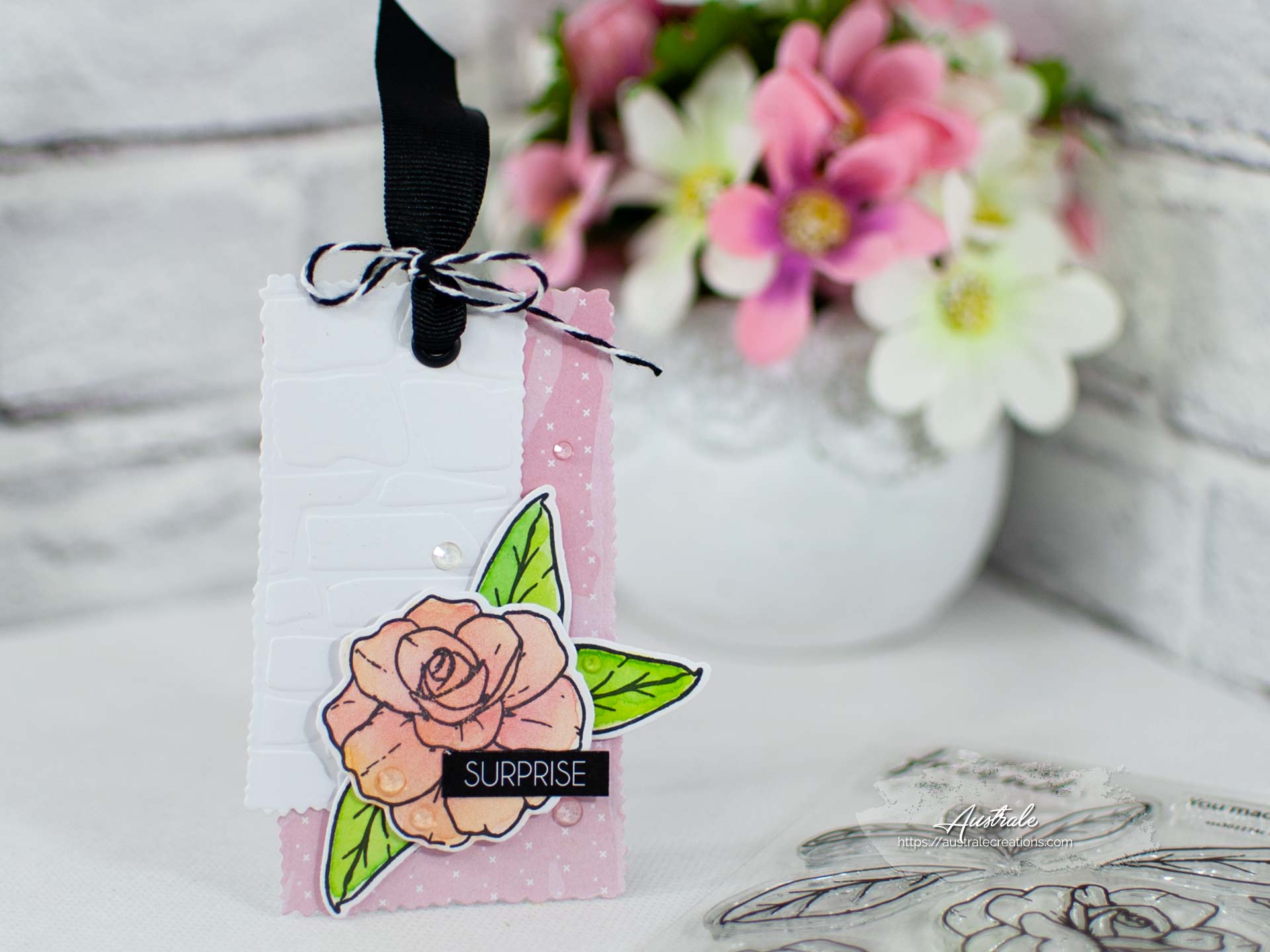 Création d'une étiquette cadeau pour anniversaire. Elle est décorée de fleurs et feuillages mis en couleurs à l'aquarelle dans un combo en rose, blanc et vert.