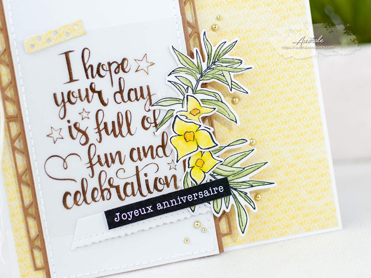 Création d'un ensemble cadeau composé d'une carte d'anniversaire et d'étiquettes assorties dans un combo de couleurs jaune, vert et kraft avec feuilles de laurier et fleurs de bougainvillier de 4enscrap.