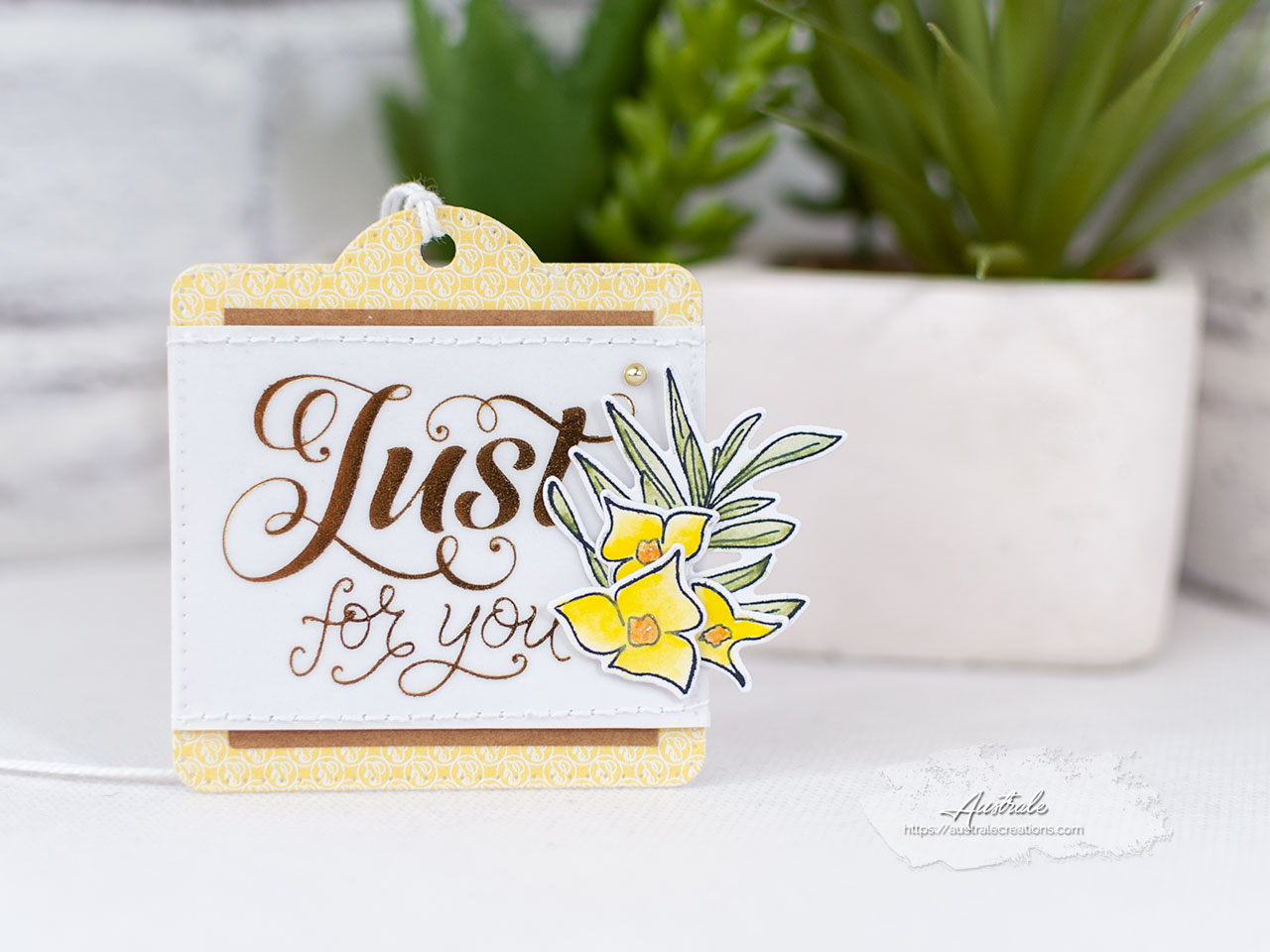 Création d'un ensemble cadeau composé d'une carte d'anniversaire et d'étiquettes assorties dans un combo de couleurs jaune, vert et kraft avec feuilles de laurier et fleurs de bougainvillier de 4enscrap.