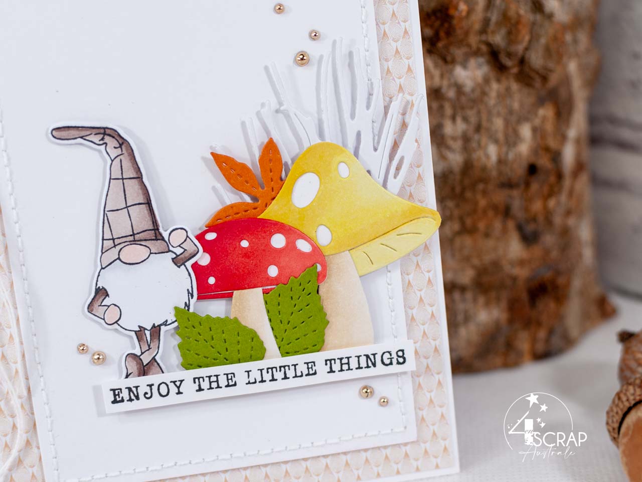 Création d'une carte d'automne avec un adorable petit lutin des bois et de jolis champignons mis en couleurs aux feutres aquarelle.