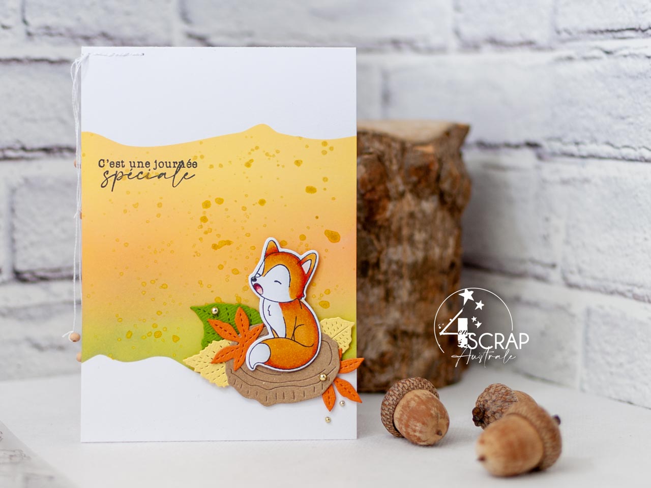 Création d'un ensemble d'anniversaire composé d'une carte et d'étiquettes cadeaux avec d'adorables petits renards sur fonds réalisés au pochoir et encres distress.