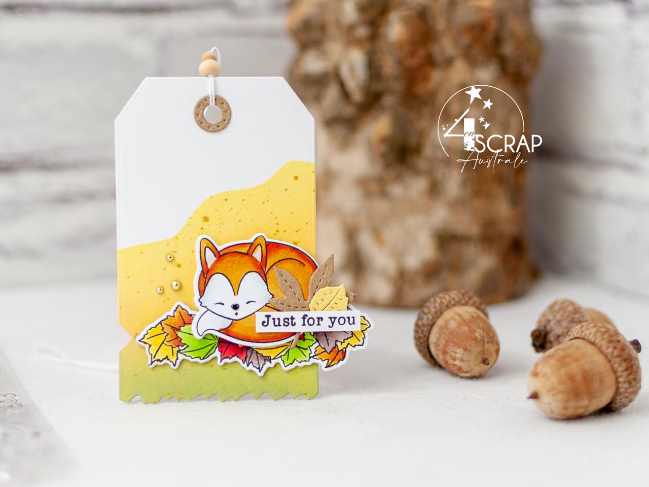 Création d'un ensemble d'anniversaire composé d'une carte et d'étiquettes cadeaux avec d'adorables petits renards sur fonds réalisés au pochoir et encres distress.