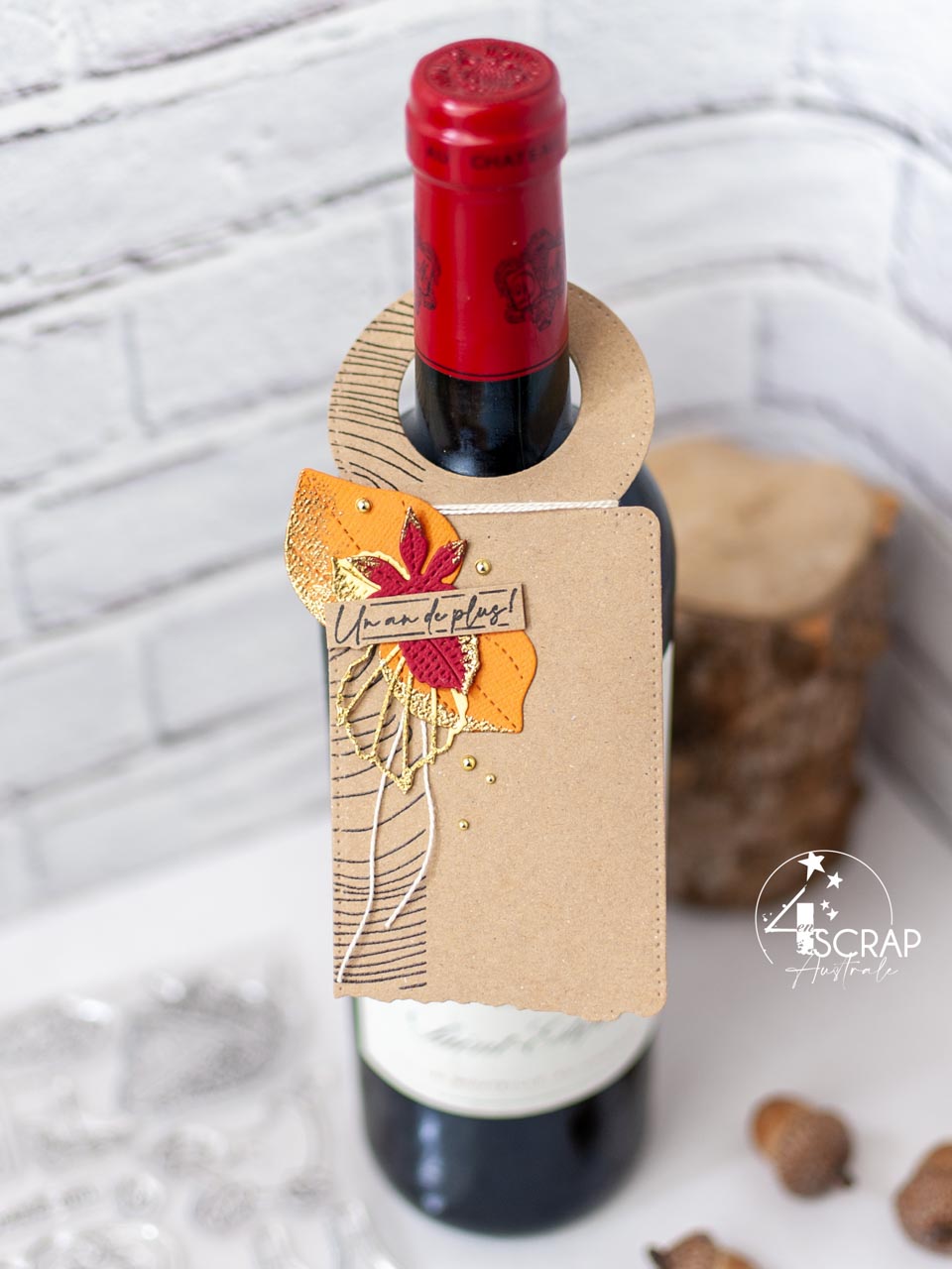 Création d'une étiquette pour offrir une bonne bouteille de vin. Sur le thème de l'automne avec fond bois embossé, feuillages et étiquette.