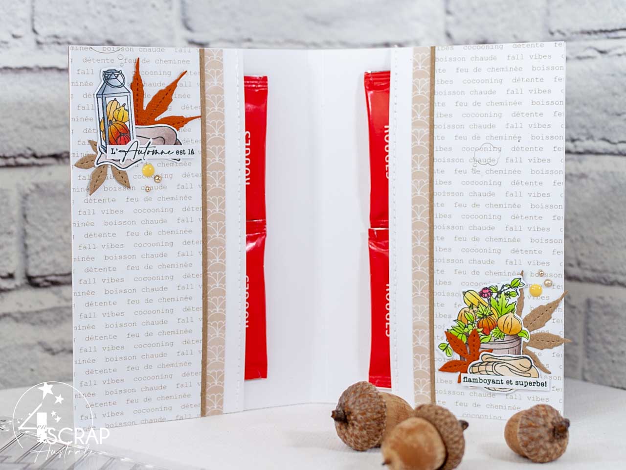 Création d'un flipbook, pochette cadeau pour sachets de thé, sur le thème du cocooning en automne avec éléments de notre intérieur, table, livre, bougies, lanterne et plaid.