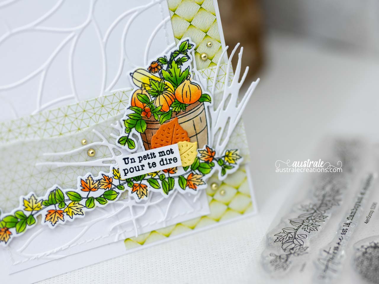 Création d'une carte d'automne avec un joli seau rempli de courges et feuillages dans un combo de couleurs en orange, jaune, vert et kraft.