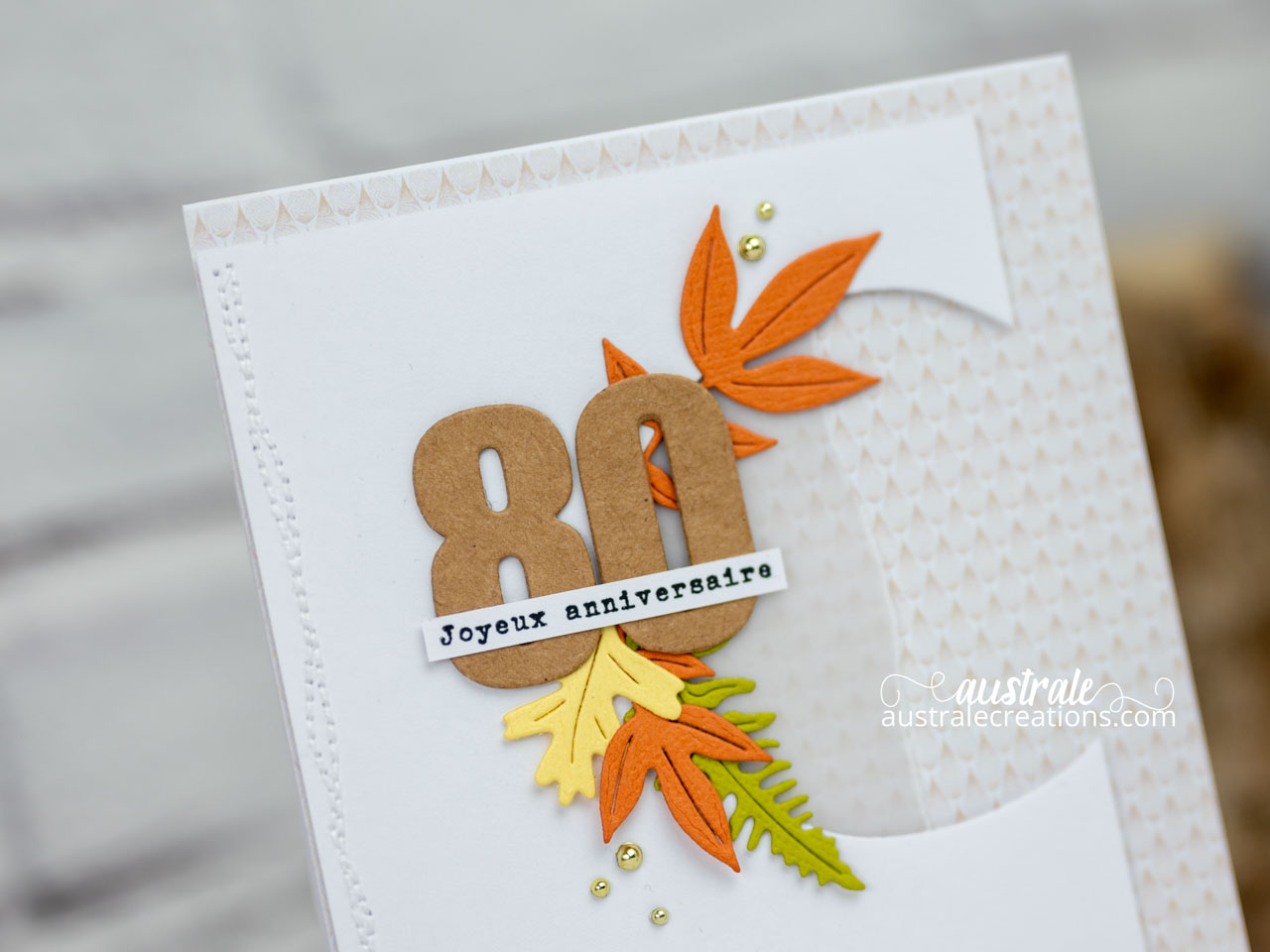 Création d'une carte d'anniversaire avec feuillages et combo d'automne et le chiffre 80 pour souligner l'âge.