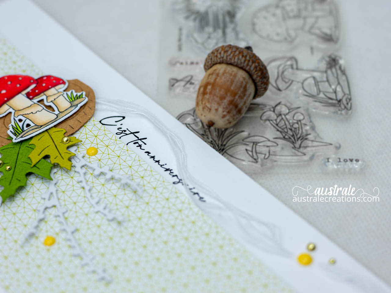 Création d'une carte d'anniversaire sur le thème de l'automne avec un adorable champignon, rondin et feuillages d'automne.