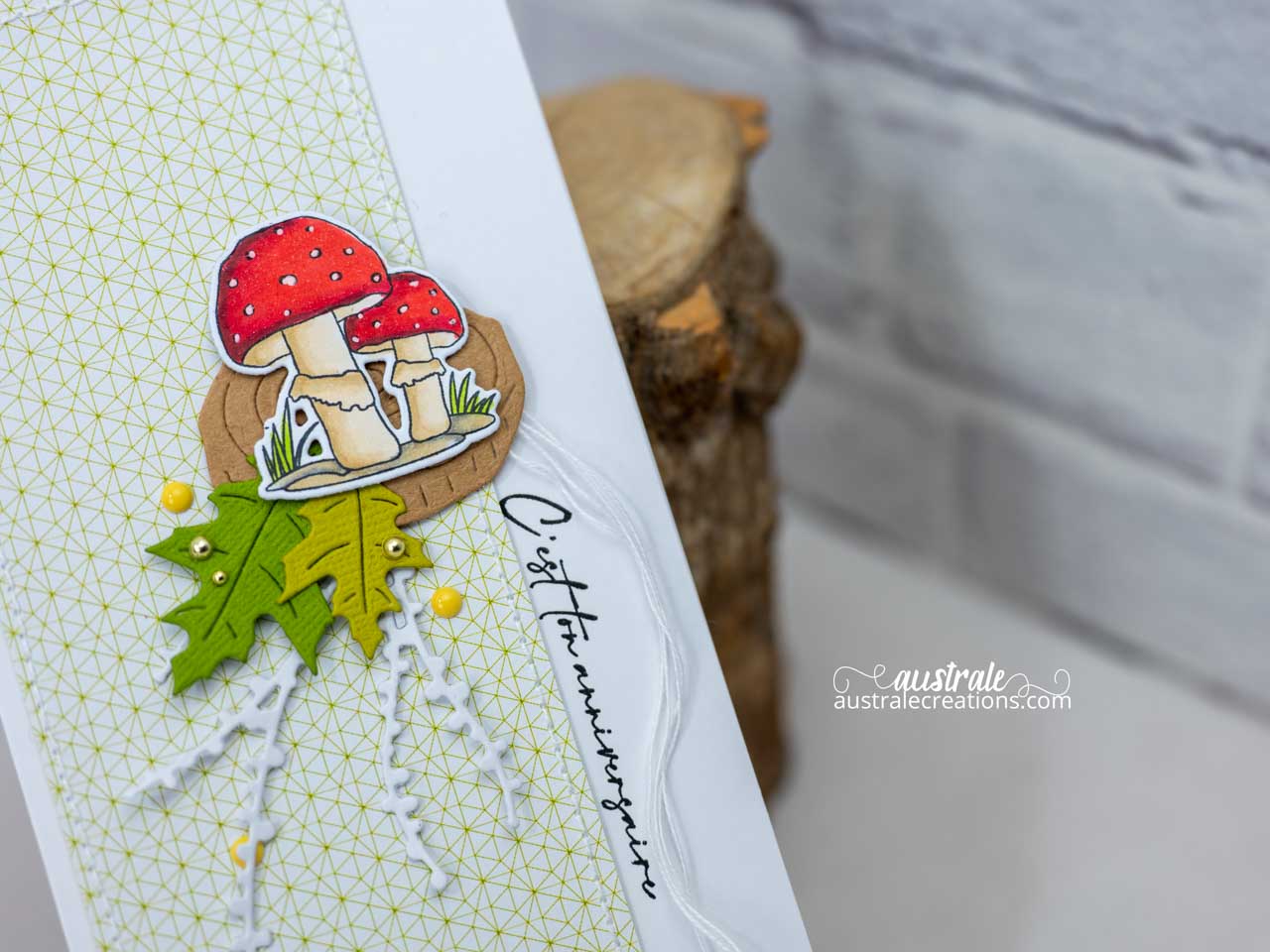 Création d'une carte d'anniversaire sur le thème de l'automne avec un adorable champignon, rondin et feuillages d'automne.