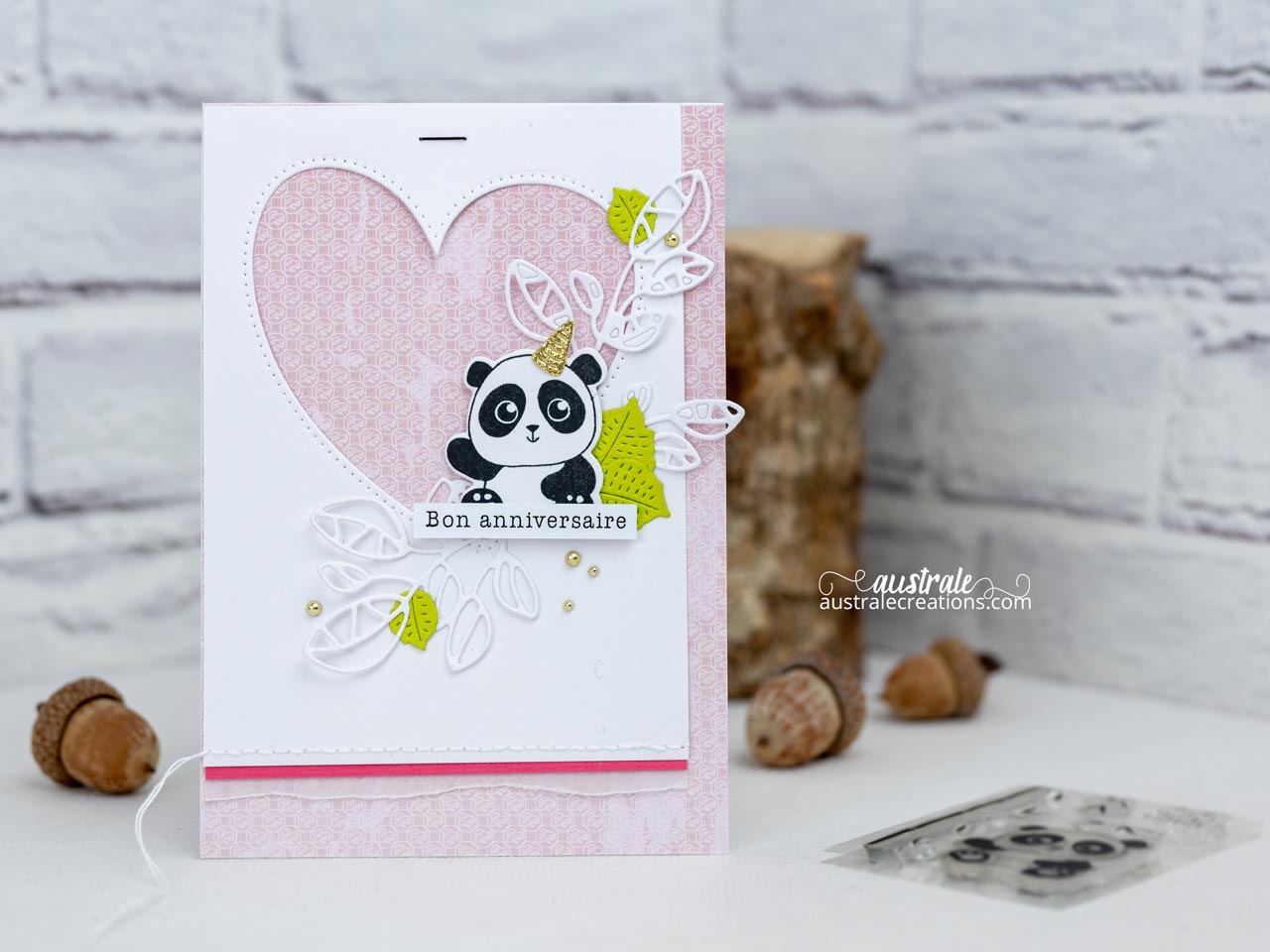 Création d'une carte d'anniversaire pour petite fille avec un adorable panda de 4enscrap, feuillages, coeur et fond rose.