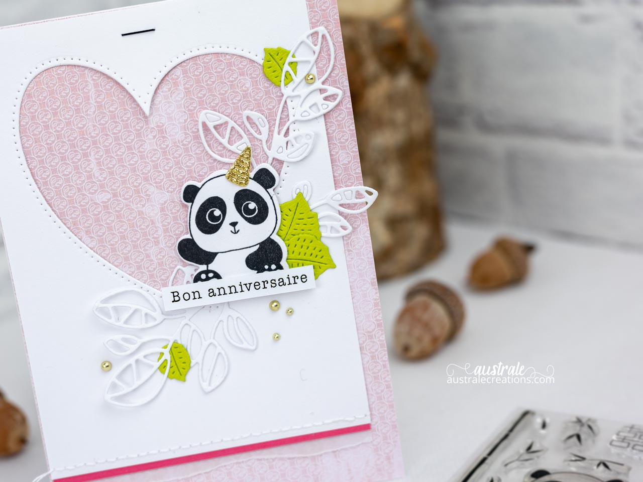 Création d'une carte d'anniversaire pour petite fille avec un adorable panda de 4enscrap, feuillages, coeur et fond rose.