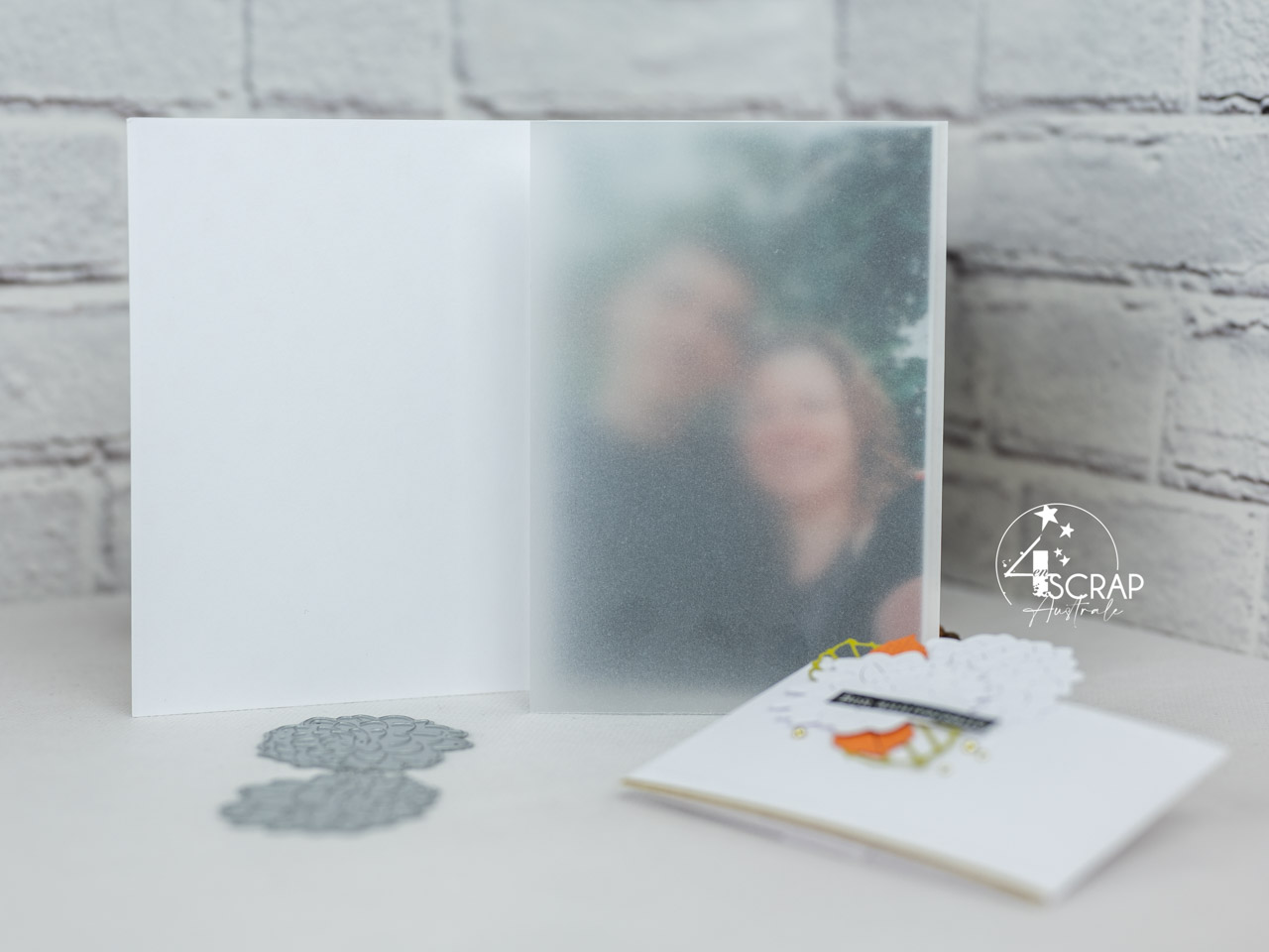 Création d'une carte d'anniversaire automnale façon pochette cadeau avec bandeau de fermeture et à l'intérieur une photo protégée par un calque.