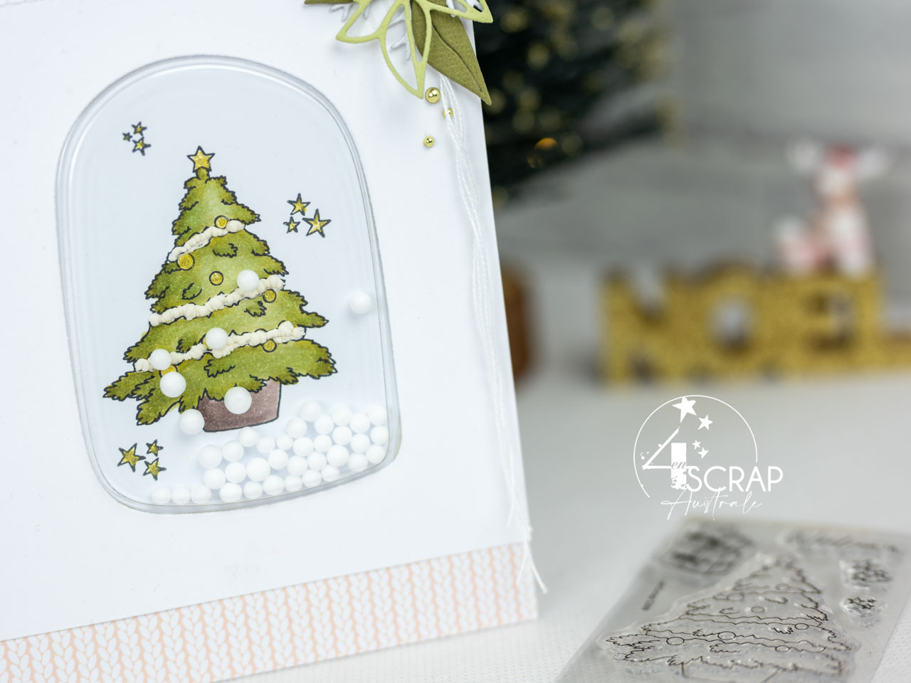 Créations d'une carte et étiquette cadeaux à secouer pour Noël avec sapin et cadeaux.