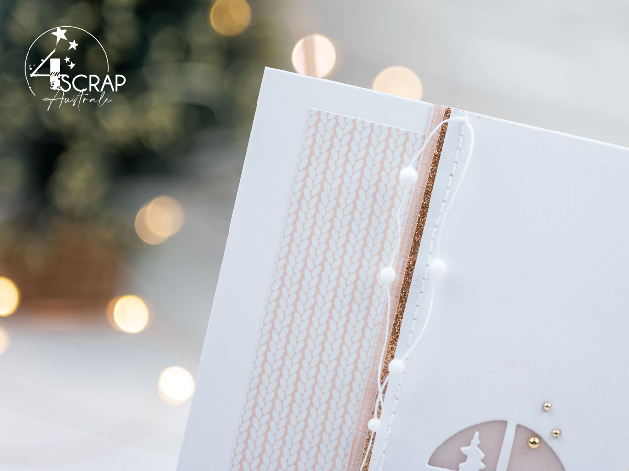 Création d'une carte de noël avec un adorable petit lutin portant des cadeaux au pied du sapin. Dans un combo en saumon, vert et cuivre avec la collection hiver 2021 de 4enscrap.