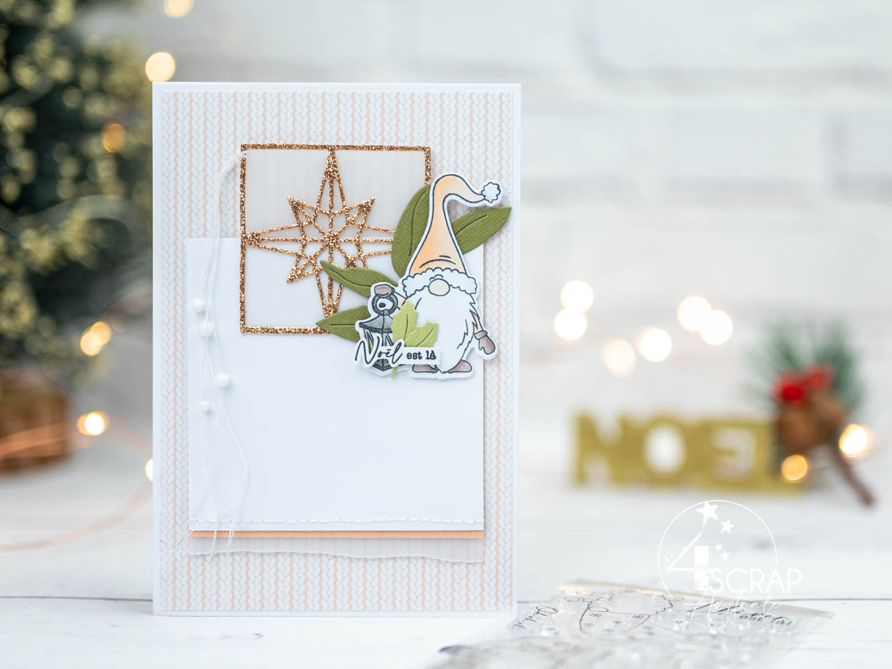 Création d'une carte de noël avec un adorable petit lutin portant une lanterne. Dans un combo en saumon, vert et cuivre avec la collection hiver 2021 de 4enscrap.